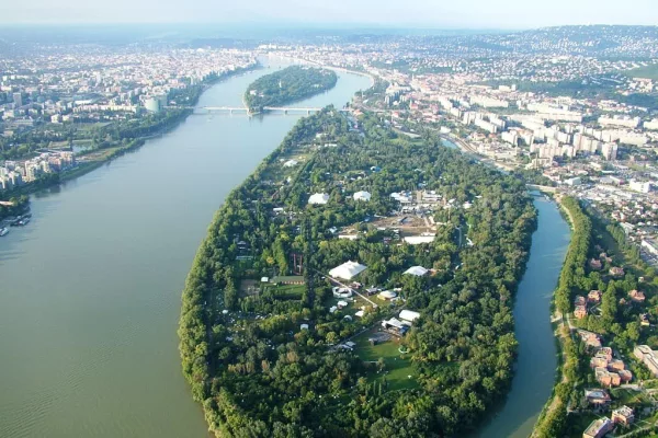 Hamarosan lezárják a Hajógyári-szigetet: így épül fel a 2026-os Sziget Fesztivál