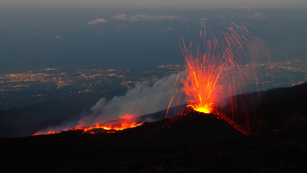 Újra kitört az Etna: járatokat töröltek Szicíliában – ezt tudd, ha most utazol Cataniába