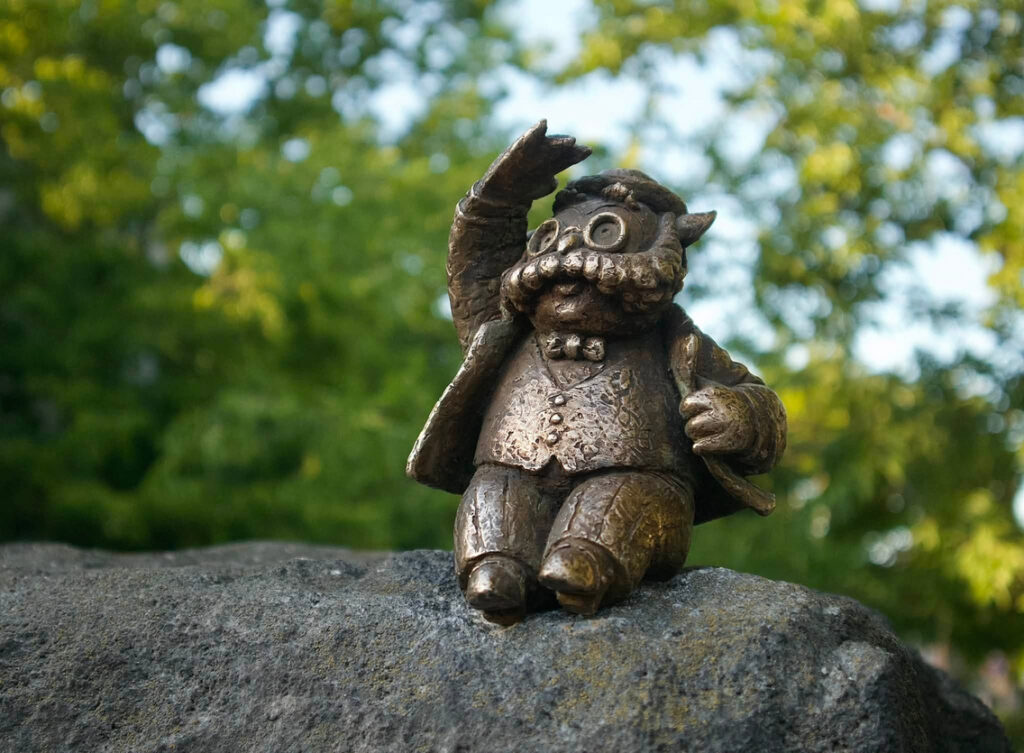 Dr. Bubó rendel Budapesten: új Kolodko-miniszobor bukkant fel a Bethesda Gyermekkórháznál