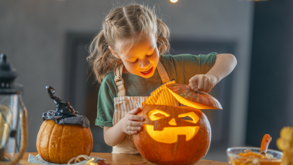 Így faragjatok tököt otthon, hogy szép és tartós legyen: aranyos családi ötletek Halloweenre tökfaragás